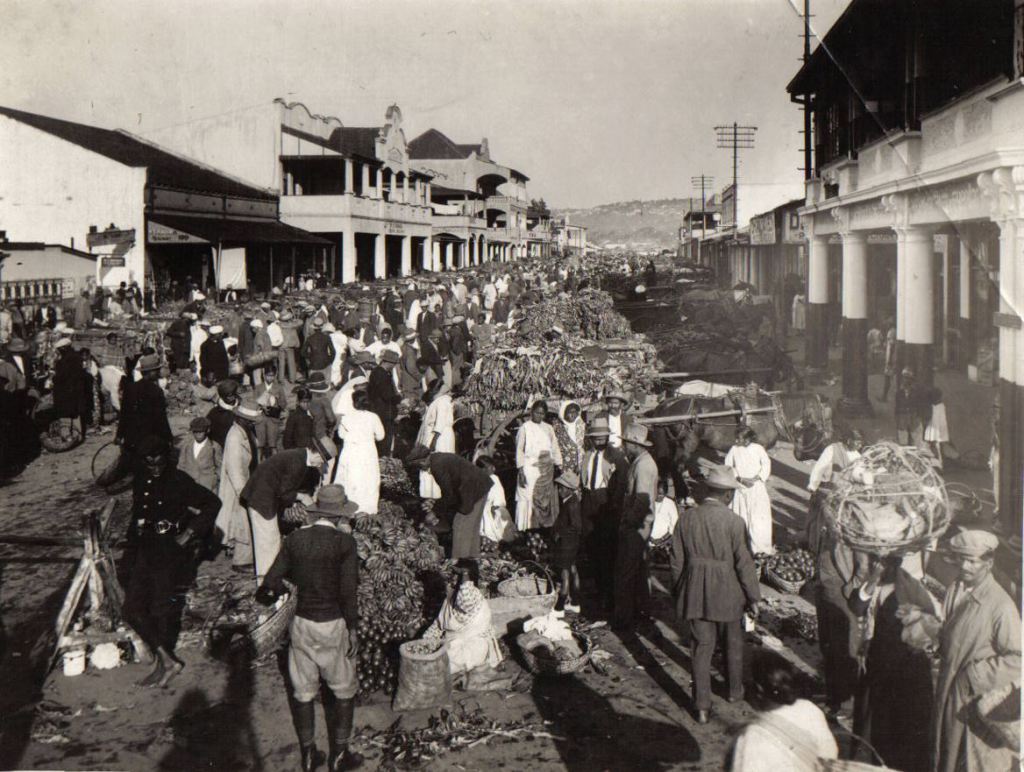 The earliest genesis of a fresh produce market in Victoria Street which was subsequently relocated, and came to be known as Early Morning Market. Photo: Dirty Linen: 'Other Durban'.